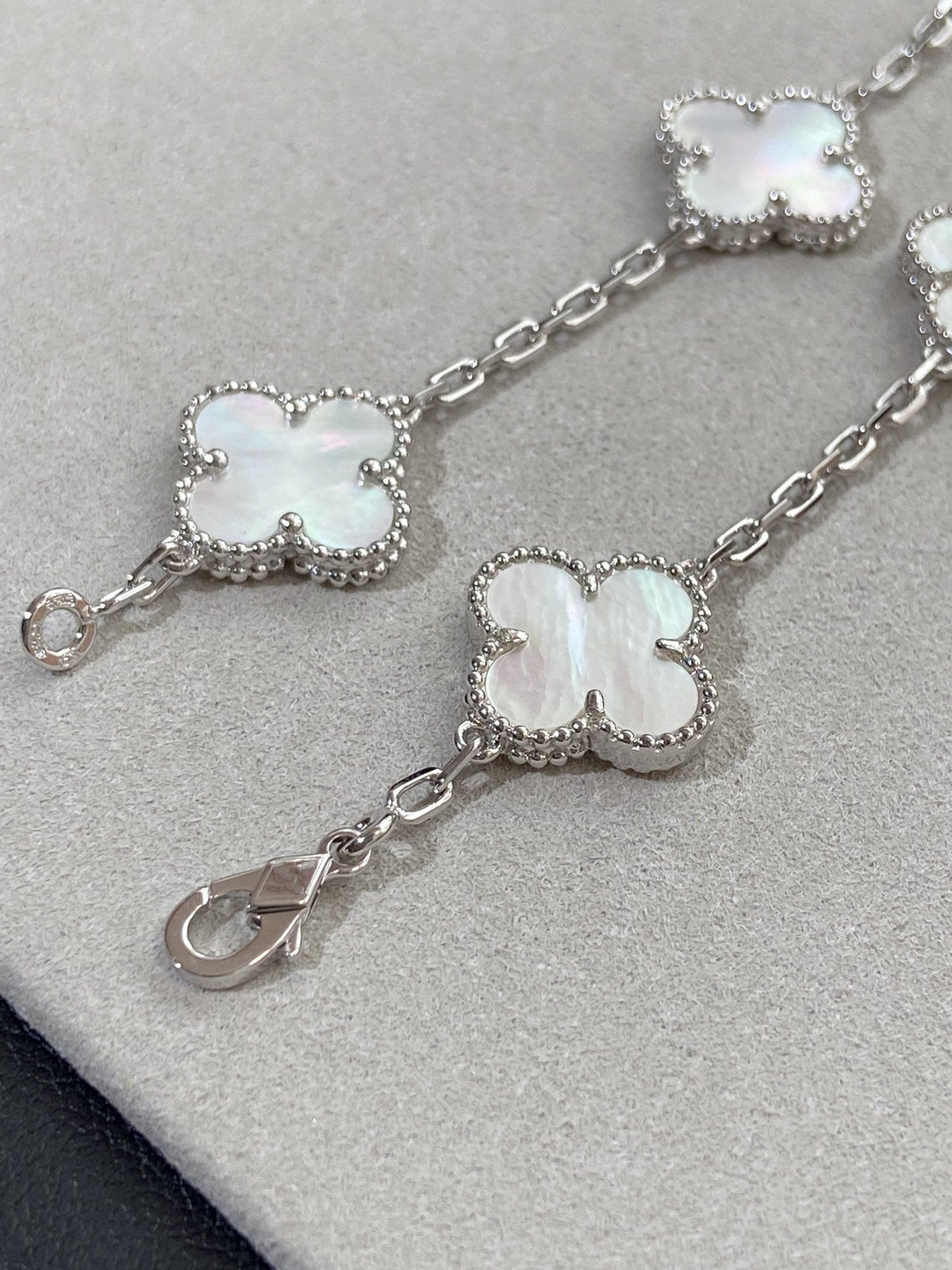 [Lume Jewelry]New CLOVER WHITE PEARL MOP 5 MOTIF BRACELET COLLECTION