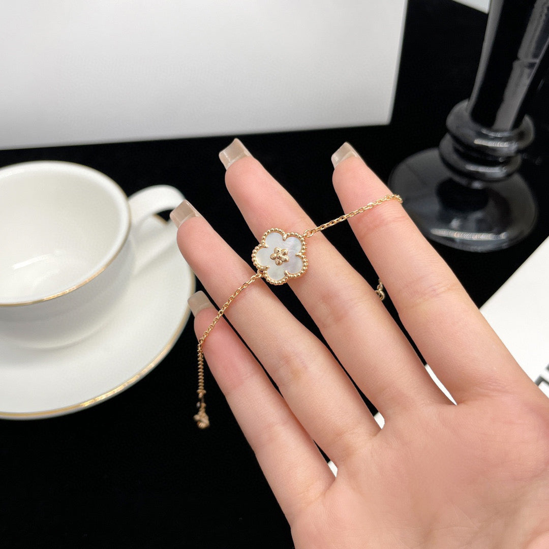 ¡®Lume Jewelry¡¯LUCKY WHITE MOP PLUM BLOSSOM  BRACELET